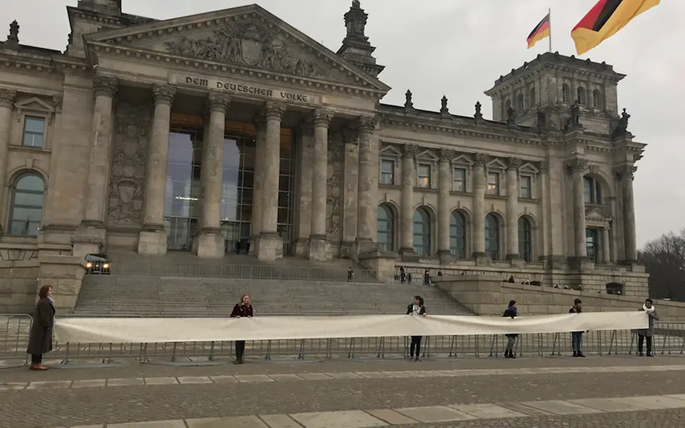 Übergabe der gesammelten Hände im Bundestag | © UNICEF Potsdam/2019/Schrödelsecker