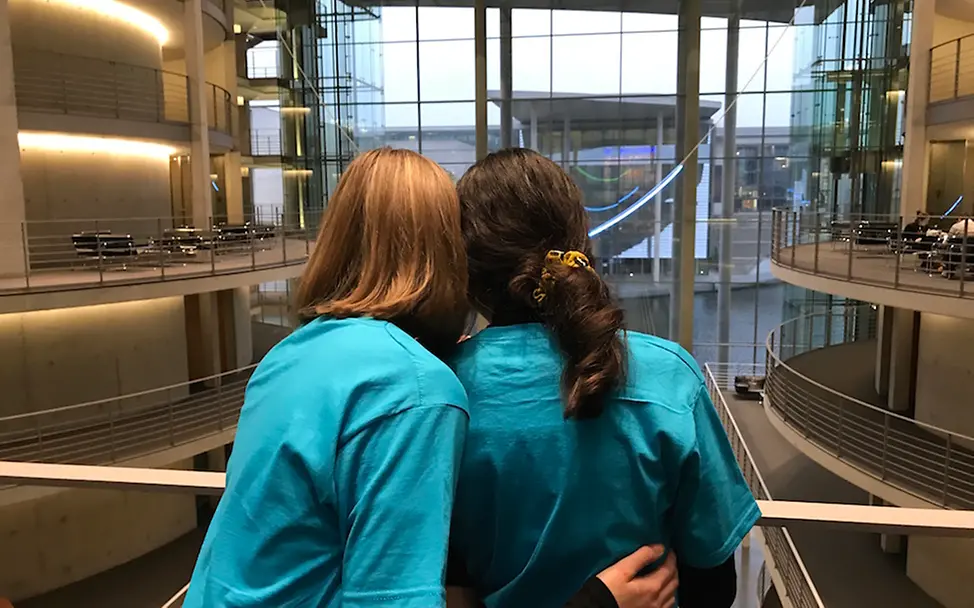 Übergabe der gesammelten Hände im Bundestag | © UNICEF Potsdam/2019/Schrödelsecker