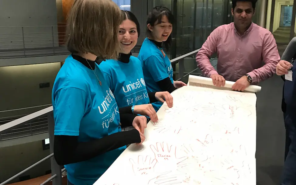 Übergabe der gesammelten Hände im Bundestag | © UNICEF Potsdam/2019/Schrödelsecker