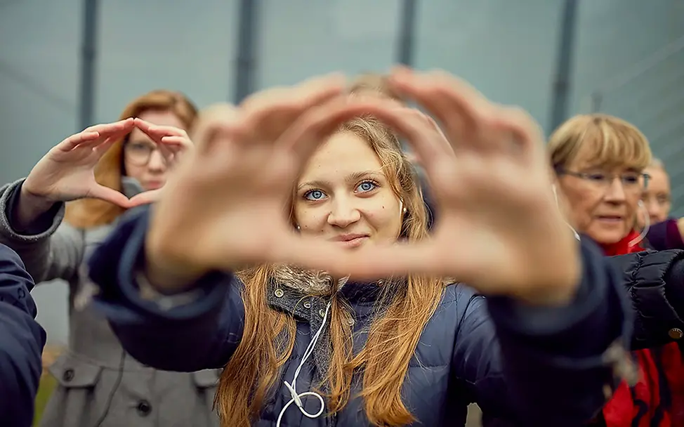 Eine junge Frau bei der Performance des Theater der 10.000.