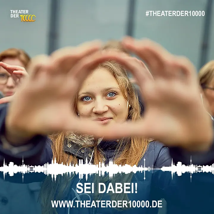 Eine junge Frau beim Theaterspeielen