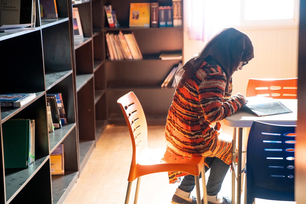 Bodor liest im von UNICEF unterstützten Lernzentrum. | © UNICEF/Herwig Bodor liest im von UNICEF unterstützten Lernzentrum.
