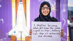 Auch wenn Bodoor 'nur' ein Flüchtling ist, sind ihre Zukunftsträume wichtig. | © UNICEF/Herwig Bodoor hält Plakat mit Botschaft über Gleichberechtigung der Geschlechter