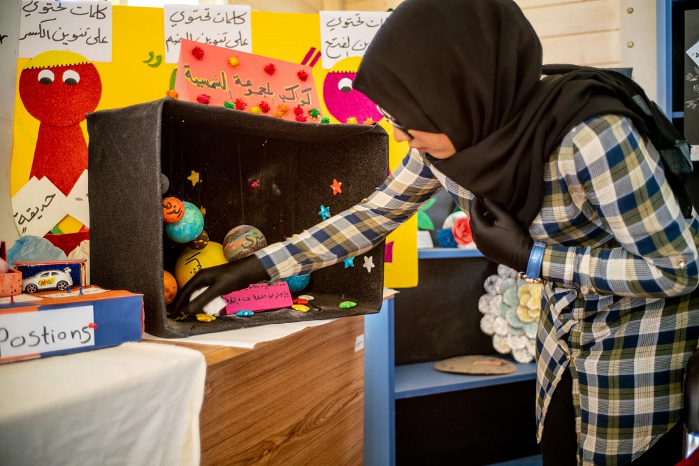 Bodoor im Science Lab in ihrer Schule. | © UNICEF/Herwig Bodoor im Science Lab in ihrer Schule.