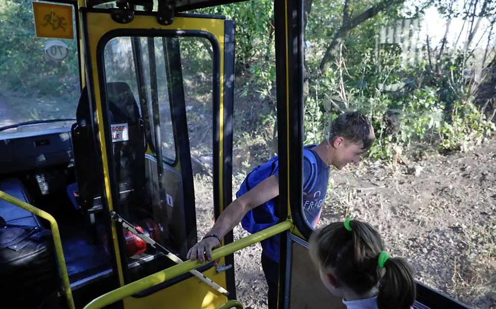 Dima auf dem Rückweg nach der Schule. | © UNICEF/Morris VII Photo Dima lebt in einem Dorf in der Ost-Ukraine.