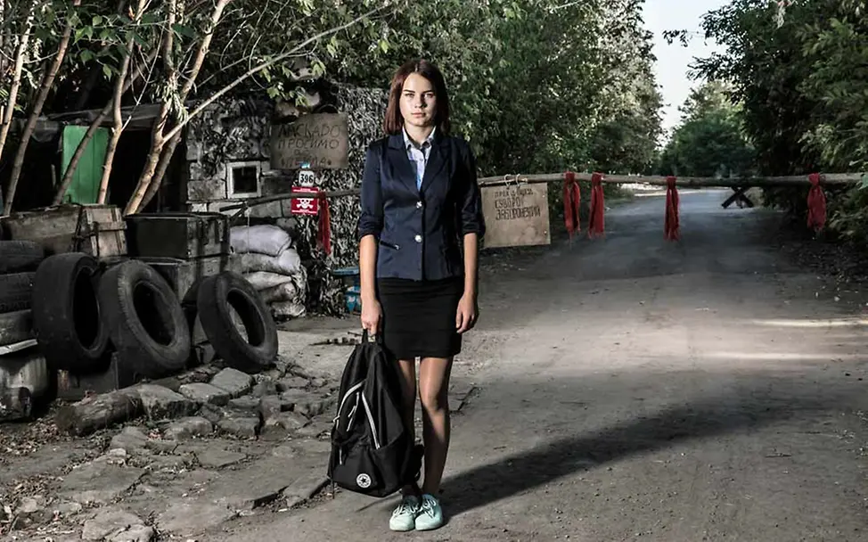 Diana wohnt in einer gefährlichen Region der Ukraine. | © UNICEF/Morris VII Photo Diana ist zwei Stunden unterwegs zu einer sicheren Schule.