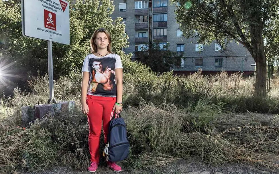 Sonya kann nicht mehr in Sicherheit draußen mit ihren Freunden spielen. | © UNICEF/Morris VII Photo Sonya kann nicht mehr in Sicherheit draußen mit ihren Freunden spielen.