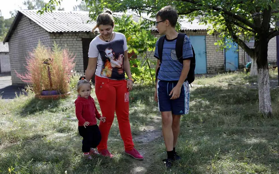 Sonya lebt in Mayorsk in direkter Nähe zur Front. | © UNICEF/Morris VII Photo Sonya lebt in Mayorsk in direkter Nähe zur Front.