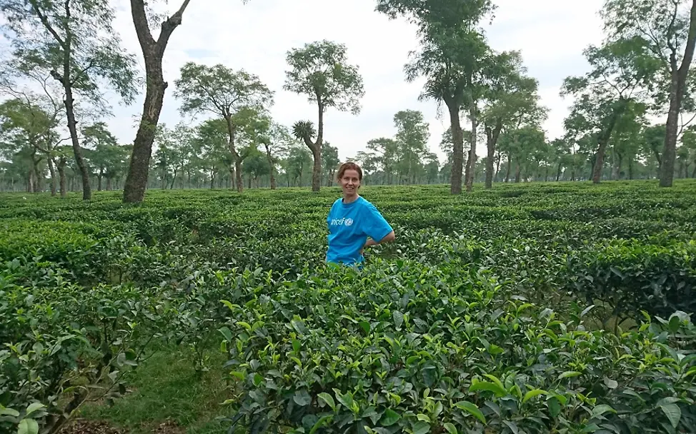 Indien: UNICEF-Mitarbeiterin Bettina Kaltenhäuser auf einer Teeplantage.