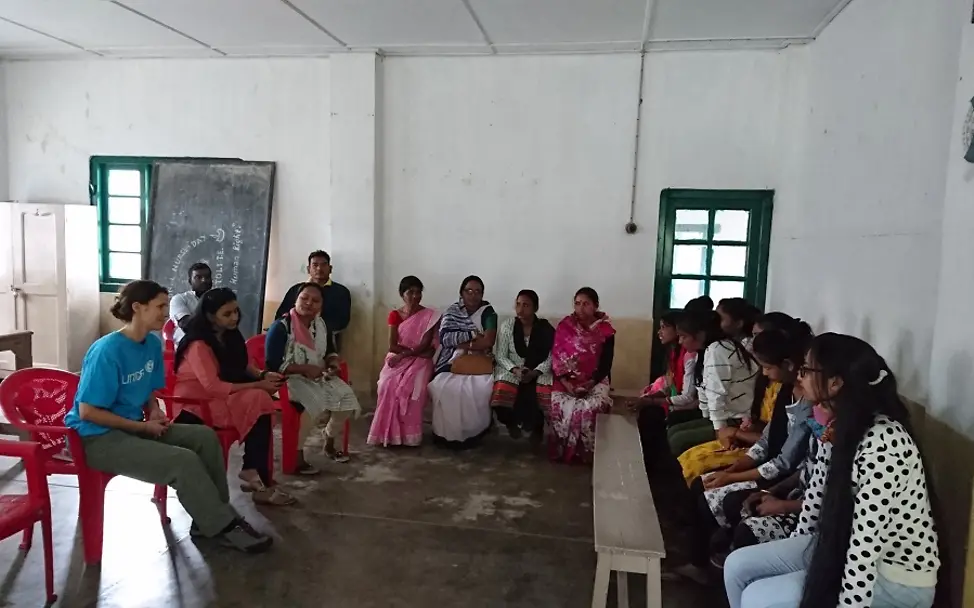 Indien: Bettina Kaltenhäuser in der Runde des Nahortoli Women's und Girl's Club.
