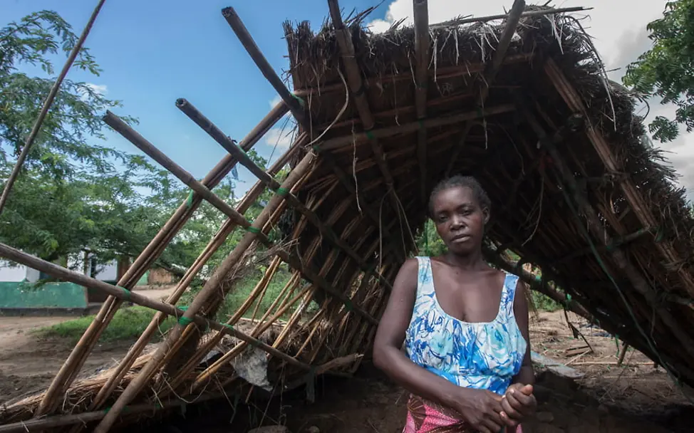 Wirbelsturm Idai: Annie vor den Trümmern ihres Hauses.