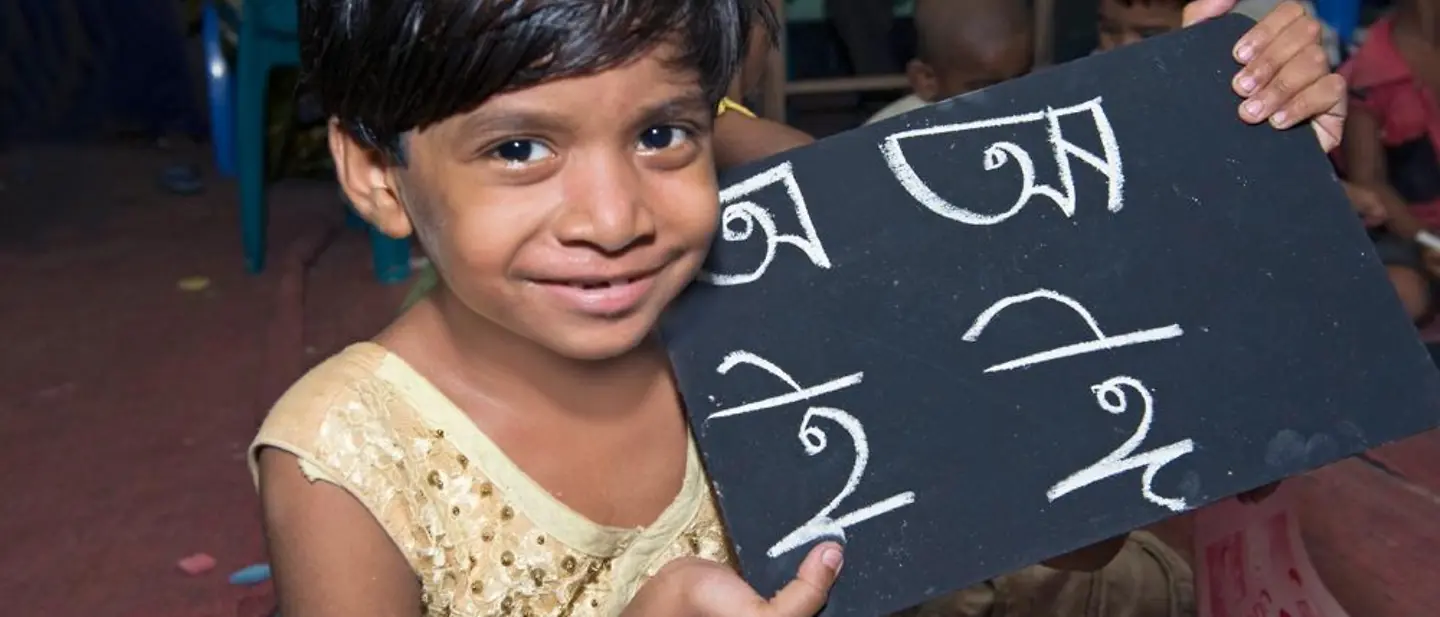 Danke, dass Sie die UNICEF-Arbeit unterstützen | © UNICEF/Naser Siddique Spenderservice von UNICEF: Kind mit Schultafel