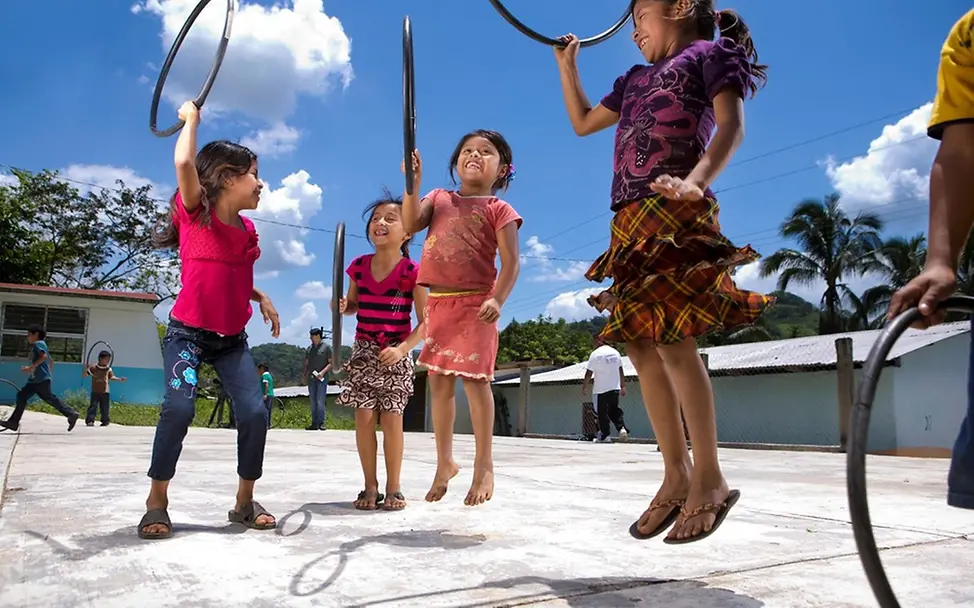 Kinder spielen mit Springseil | © UNICEF/Ramos Child Friendly Cities Summit: Kinder spielen mit Springseil