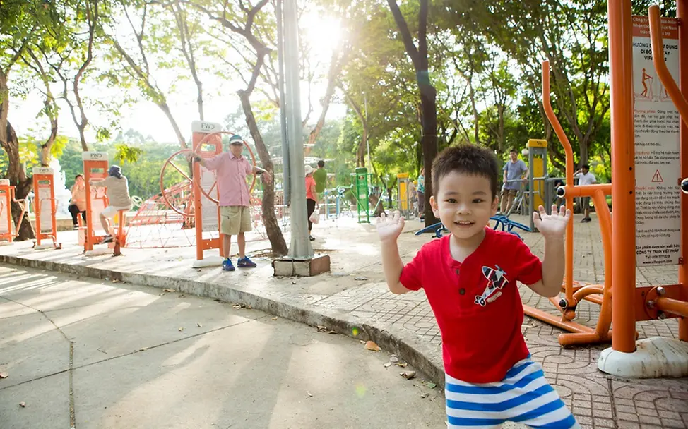 Junge vor Kinderspielplatz | © UNICEF/Viet Hung Child Friendly Cities Summit: Junge vor Kinderspielplatz
