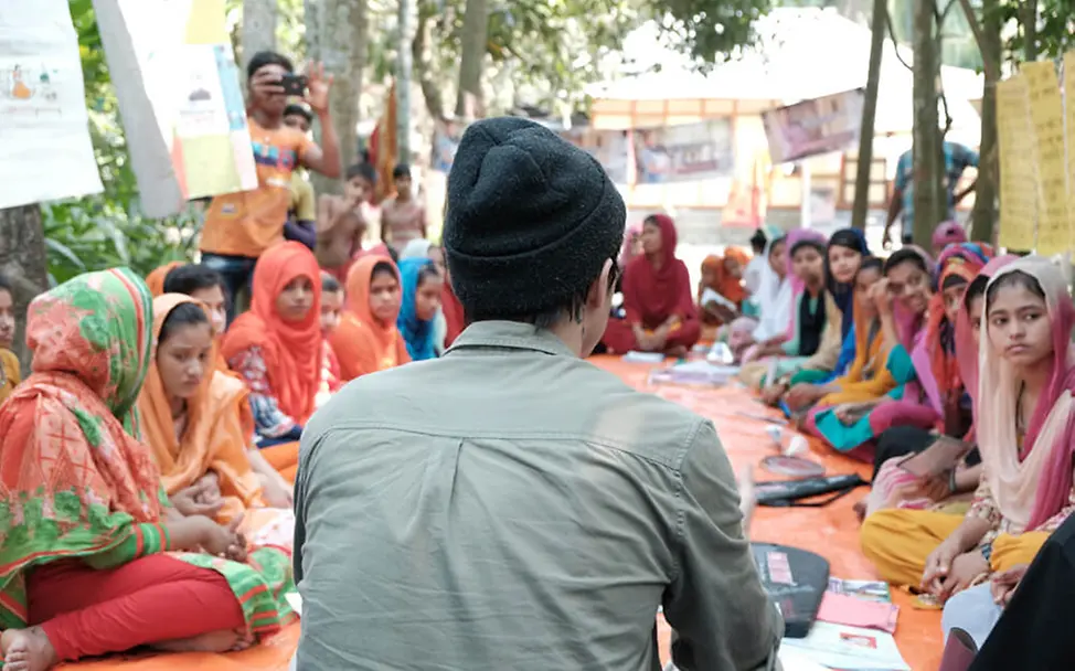 Julien Bam im Gespräch mit Mädchen im Youthclub | © UNICEF DT/Daniel Debray Julien Bam im Gespräch mit Mädchen im Youthclub