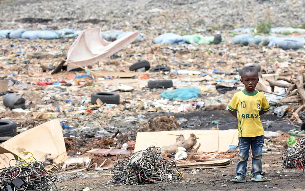 Die unzureichende Abfallentsorgung ist oft der Grund für Krankheiten | © UNICEF/DEJONGH Elfenbeinküste: Kind auf einer Müllkippe
