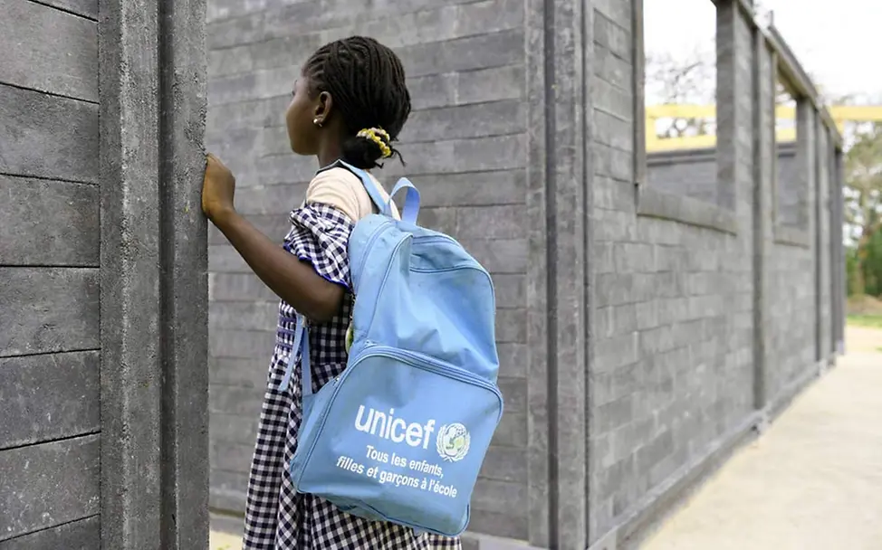 Gleiche Bildungschancen: Mädchen profitieren von den neuen Räumen besonders. | © UNICEF/DEJONGH Ein Mädchen wirft einen ersten Blick in ein neues Klassenzimmer.