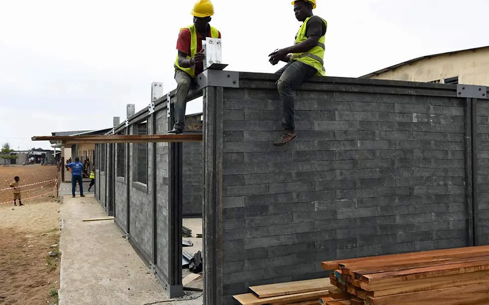 Mit den neuen Ziegeln lassen sich Klassenzimmer schnell montieren. | © UNICEF/DEJONGH Die Recycling-Ziegel sind günstig, stabil und nachhaltig.