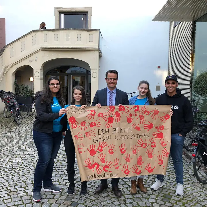 Red Hand Day Übergabe (1)