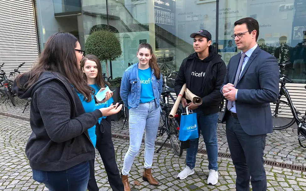 Red Hand Day Übergabe (2)