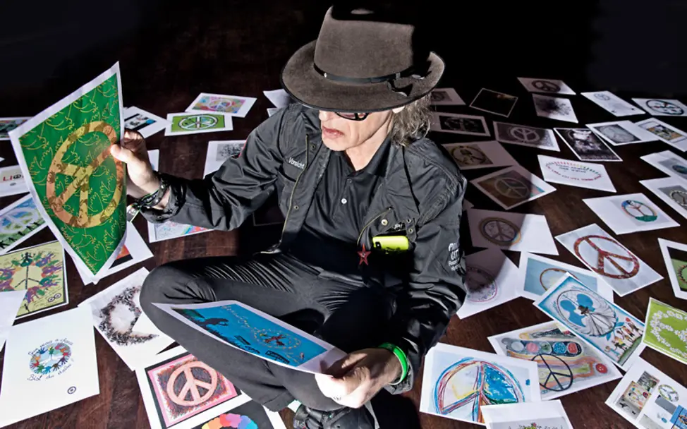 Udo beim Betrachten der Peace-Zeichen | © Tine Acke Udo Lindenberg begutachtet alle Einsendungen ganz genau