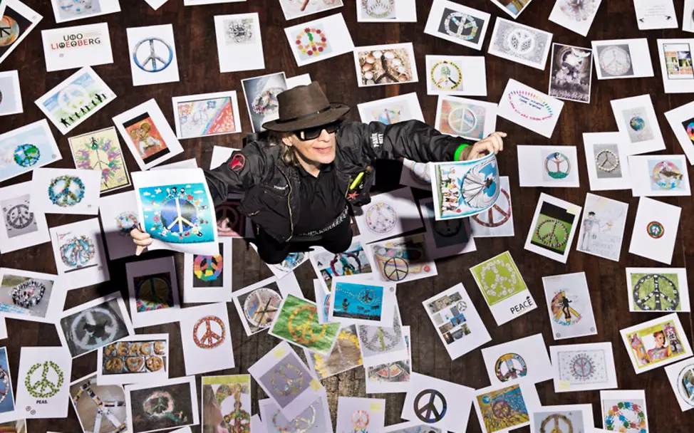 Udo steht in den unzähligen Einsendungen von allen Teilnehmern | © Tine Acke Udo Lindenberg: Udo mit den eingesendeten Peace-Zeichen