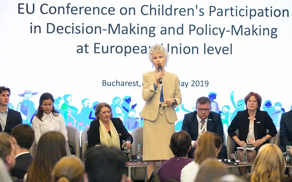 Anna Maria Corazza unterstützt die Meinung der Kinder. | © UNICEF Rumänien Bukarest: Anna Maria Corazza spricht sich auf dem Podium der EU-Konferenz aus.