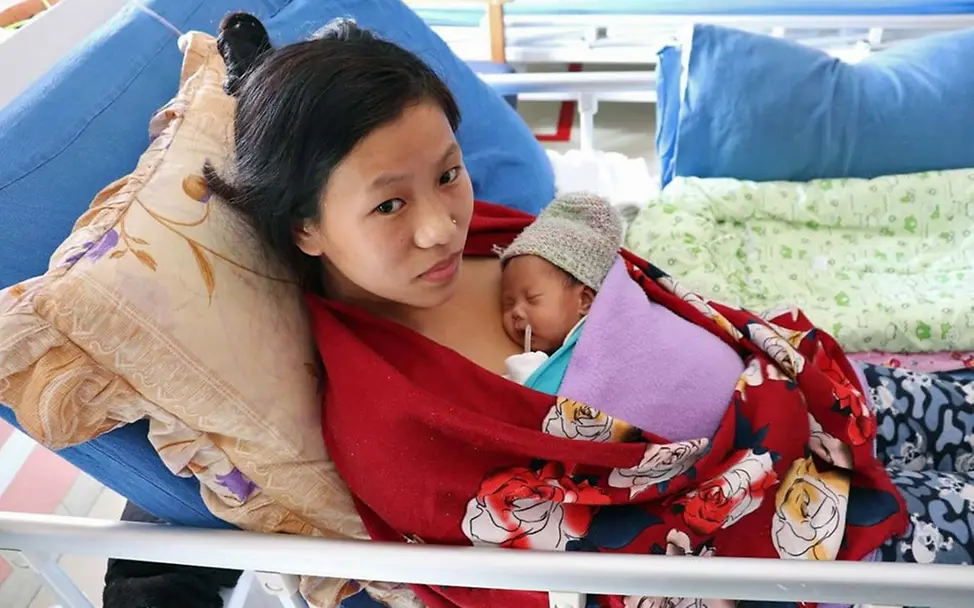 Gesundheitshelfer haben dieser Mutter die Känguru-Methode erklärt. | © UNICEF/Bhutan Diese Mutter weiß genau, wie wichtig der Hautkontakt für ihr Baby ist.
