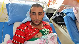 Känguru-Methode: Ein Vater hat sich sein Baby auf seine Brust gelegt. | ©UNICEF/Bhutan Der Hautkontakt und die Körperwärme der Eltern stärken frühgeborene Babys.