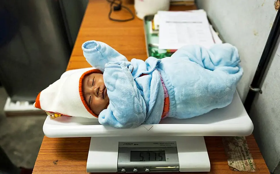 Frühchen in Bhutan werden regelmäßig gewogen. | ©UNICEF/PBrown Die Entwicklung der Frühgeborenen wird genauestens überprüft – zum Beispiel durch Wiegen.