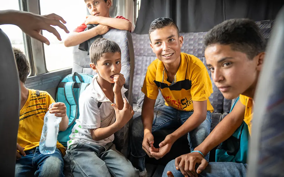 Die Freude über den eingesetzten Bus ist groß. | © UNICEF/Herwig Jordanien: Eine Gruppe von Flüchtlingskindern hat viel Spaß im Schulbus.