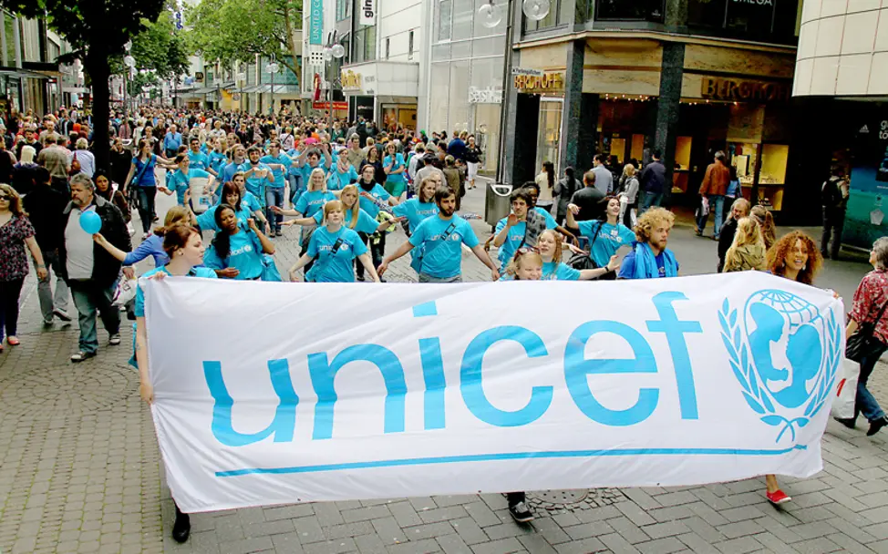 Hochschulgruppen bei UNICEF: Flashmob in der Kölner Innenstadt | © UNICEF/Cornelius Tometten Hochschulgruppen bei UNICEF: Flashmob in der Kölner Innenstadt