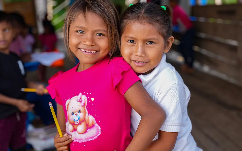 Zwei Freundinnen in einer Schule in Venezuela umarmen sich lächelnd. | © UNICEF/Pocaterra Venezuela Krise: Zwei Freundinnen in einer Schule in Venezuela umarmen sich lächelnd.