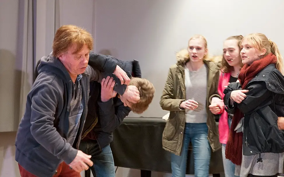 Opfer häuslicher Gewalt - einer der Schüler mit seinem Vater © Mani Thomasson Opfer häuslicher Gewalt - einer der Schüler mit seinem Vater © Mani Thomasson