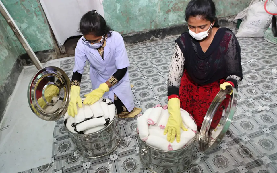 Durch die Herstellung können die Mädchen etwas dazuverdienen | © UNICEF/UN071441/Kiron Monatshygiene: Mädchen beim Herstellen von Monatsbinden