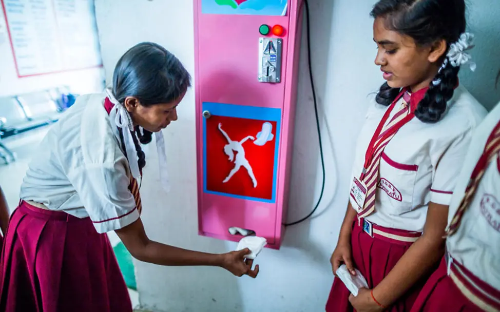 UNIEF setzt sich dafür ein, dass die Mädhcen weiter zu Schule gehen können | © UNICEF/UN0214839/Vishwanathan Wertewandel: Die Rechte von Mädchen sollen an die Öffentlichkeit gebracht werden