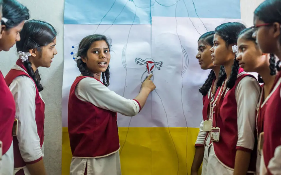 UNICEF bildet Betreuer aus um über Tabuthemen aufzuklären | © UNICEF/UN0214881/Vishwanathan Aufklärung: Mädchen tauschen sich über den eigenen Körper aus