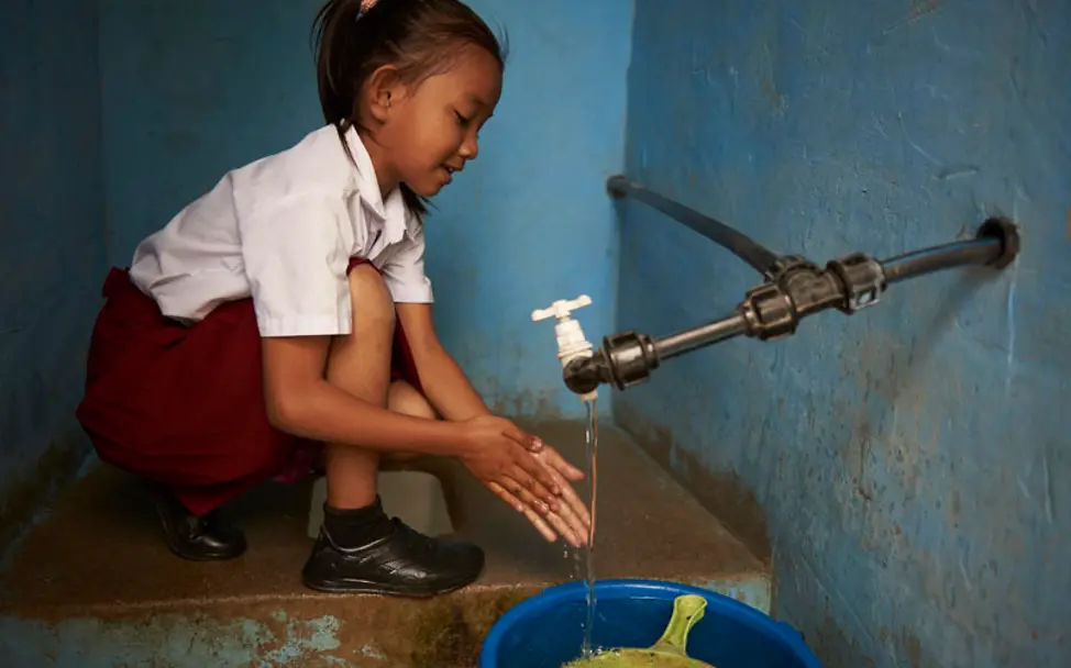 UNICEF unterstützt Hygienekomitees damit die Toiletten sauber bleiben | © UNICEF/UN0247795/Noorani Ein Mädchen wäscht sich die Hände auf der Toilette