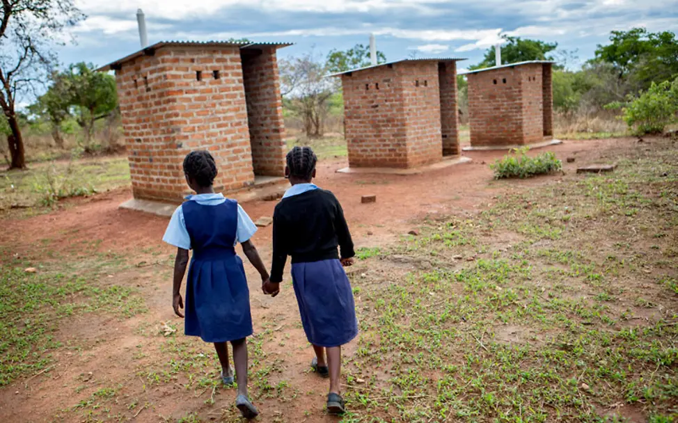 Dank UNICEF haben diese Mädchen eigenen Toiletten | © UNICEF/Schermbrucker Toilettenhäuschen: Zwei Mächen gehen zusammen zu den Toilettenhäuschen