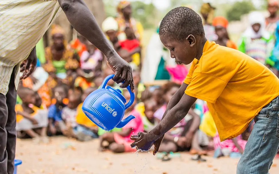 Sauberes Wasser rettet Leben. | © UNICEF/ Vincent Tremeau UN0256667_Senegal_2018
