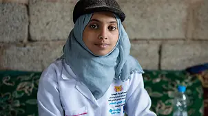 Die 19-jährige Afrah begleitet Familien nach der Geburt. | © UNICEF/Alahmadi Jemen: Portrait der 19-jährigen Gesundheitshelferin Afrah Yahia.