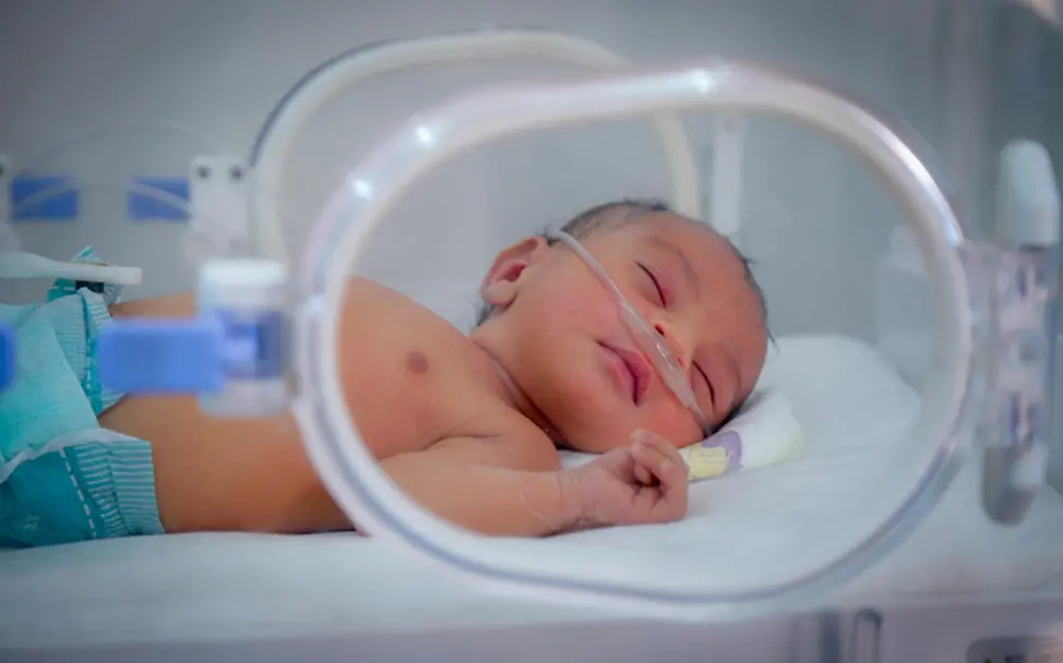 Die Gesundheit der Kinder wird während und nach der Geburt überwacht. | © UNICEF/Aljaberi Jemen: Ein Neugeborenes auf der Babystation im Krankenhaus in Dolaa Hamdan.