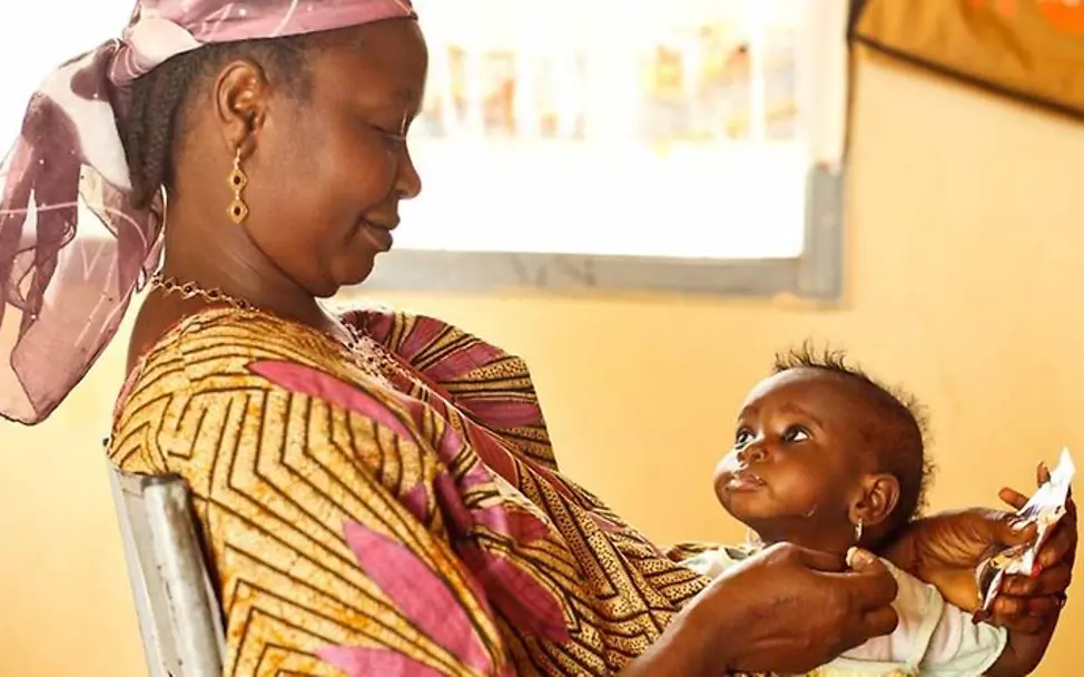 Mutter Raya spielt mit Tochter Nana