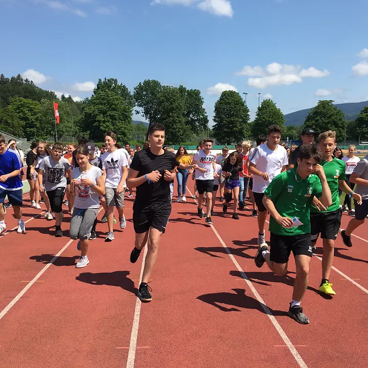 Schülerinnen und Schüler der Wirtschaftsschule Deggendorf laufen für UNICEF