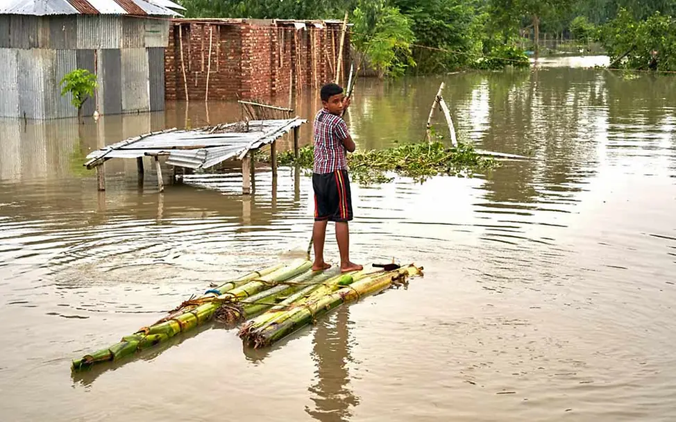 Schulen und viele andere Gebäude sind durch die Wassermassen zerstört oder unnutzbar geworden. | © UNICEF/Zhantu Der anhaltende Regen hat Schulen und unzählige andere Gebäude zerstört.