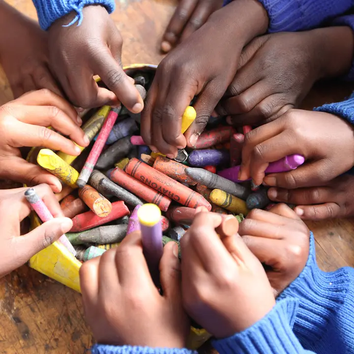UN050570_Kinderhaende_waxmalstifte UN050570_Kinderhaende_waxmalstifte
