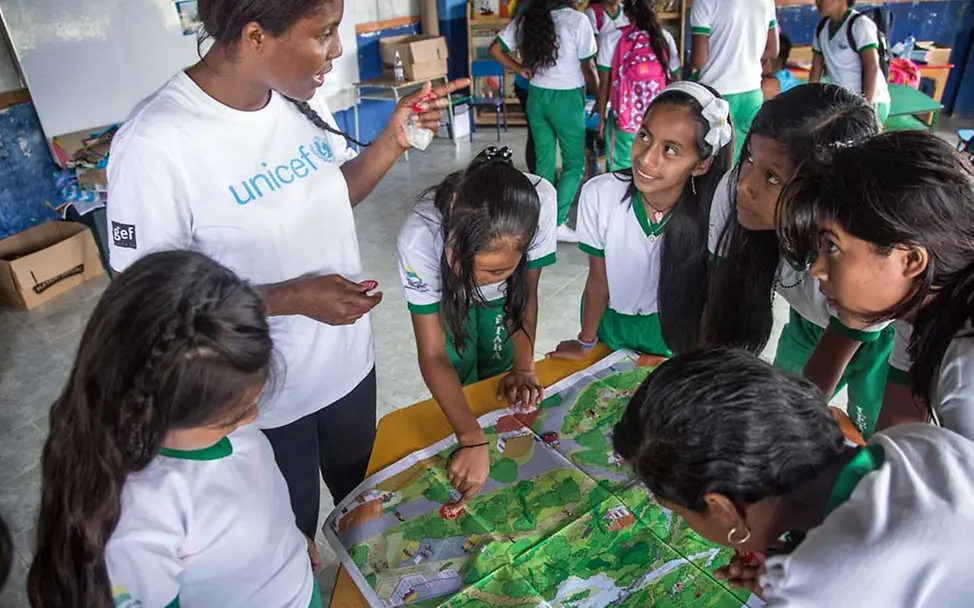 Minen-Gefahr in Kolumbien: UNICEF klärt Kinder über Landminen auf. | © UNICEF/LeMoyne Eine Workshop-Leiterin erklärt Mädchen, worauf sie bei Landminen achten müssen.