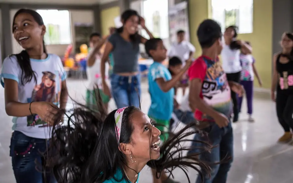 Kinder wie Solanyi sind traumatisiert von den Schrecken des Bürgerkriegs. | © UNICEF/LeMoyne Schulkinder beim unbeschwerten Tanzen.
