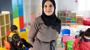 Jordanien: Eine Helferin in einem Flüchtlingscamp-Kindergarten.