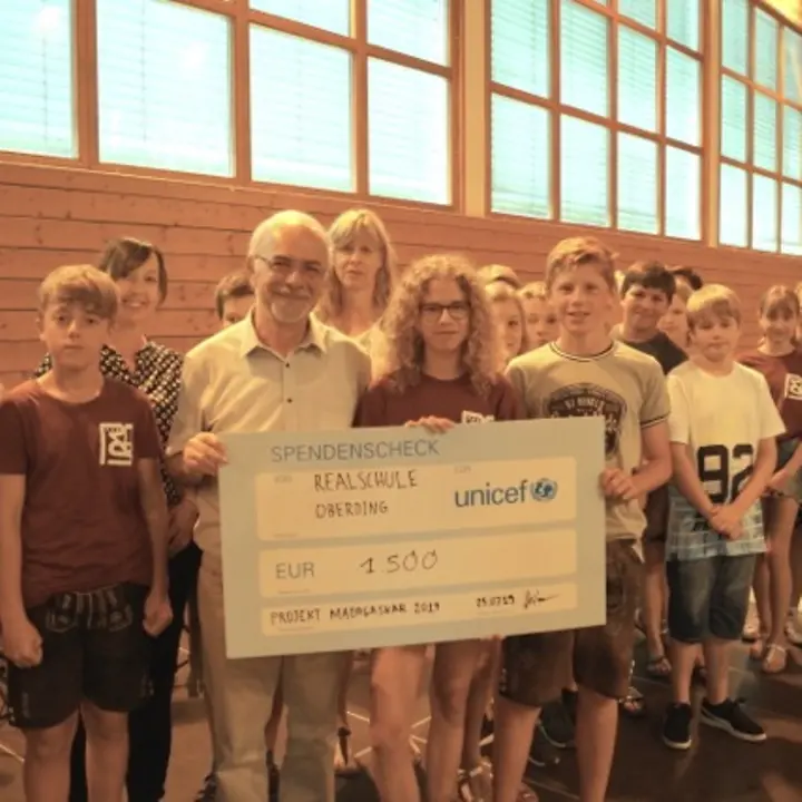 Oberdinger Realschüler erlesen 1.500 Euro für Schulen in Madagaskar. Scheckübergabe UNICEF